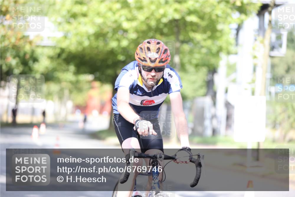 11.08.2024 - GEWOBA Citytriathlon Bremen H.Heesch http://msf.ph/oto/6769746 11.08.2024 10:43:29 Radfahren 2, 6, 17, 108 meine-sportfotos.de