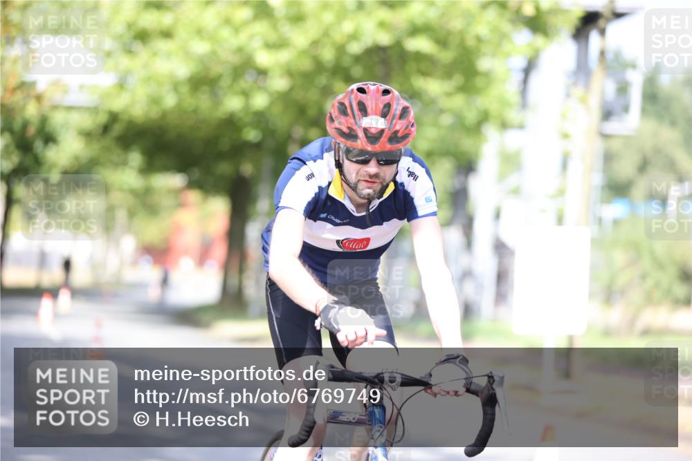 11.08.2024 - GEWOBA Citytriathlon Bremen H.Heesch http://msf.ph/oto/6769749 11.08.2024 10:43:29 Radfahren 2, 6, 17, 108 meine-sportfotos.de