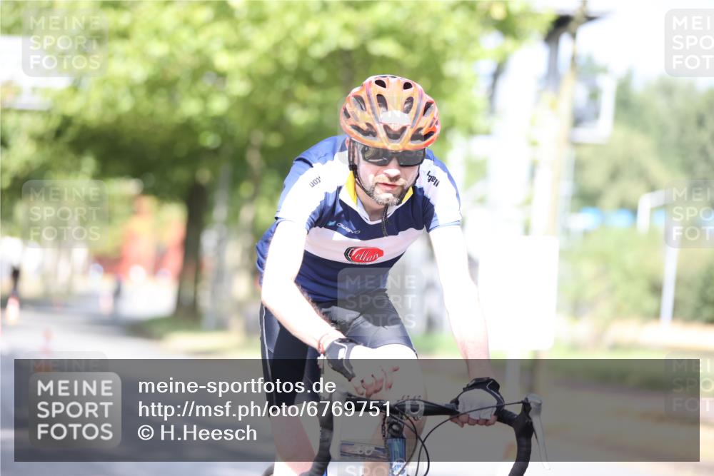 11.08.2024 - GEWOBA Citytriathlon Bremen H.Heesch http://msf.ph/oto/6769751 11.08.2024 10:43:29 Radfahren 2, 6, 17, 108 meine-sportfotos.de