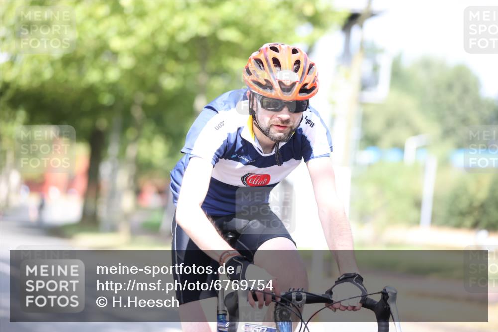 11.08.2024 - GEWOBA Citytriathlon Bremen H.Heesch http://msf.ph/oto/6769754 11.08.2024 10:43:29 Radfahren 2, 6, 17, 108 meine-sportfotos.de