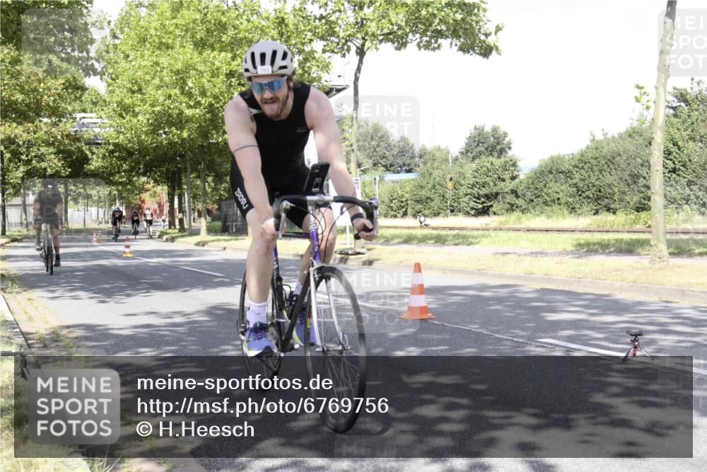 11.08.2024 - GEWOBA Citytriathlon Bremen H.Heesch http://msf.ph/oto/6769756 11.08.2024 11:51:38 Radfahren 793, 876, 993, 1034 meine-sportfotos.de