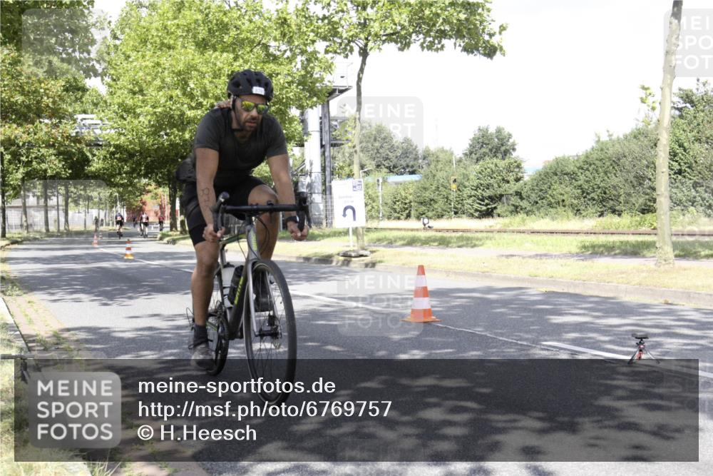 11.08.2024 - GEWOBA Citytriathlon Bremen H.Heesch http://msf.ph/oto/6769757 11.08.2024 11:51:39 Radfahren 793, 876, 993, 1034 meine-sportfotos.de