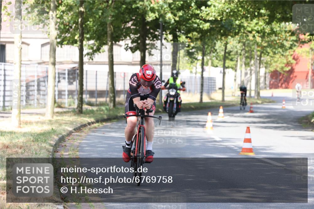 11.08.2024 - GEWOBA Citytriathlon Bremen H.Heesch http://msf.ph/oto/6769758 11.08.2024 10:33:09 Radfahren 46, 85 meine-sportfotos.de