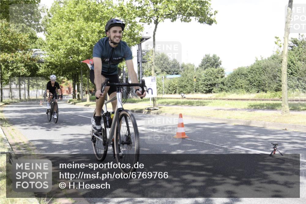 11.08.2024 - GEWOBA Citytriathlon Bremen H.Heesch http://msf.ph/oto/6769766 11.08.2024 11:51:56 Radfahren 743, 797, 817, 988, 1016, 1034 meine-sportfotos.de