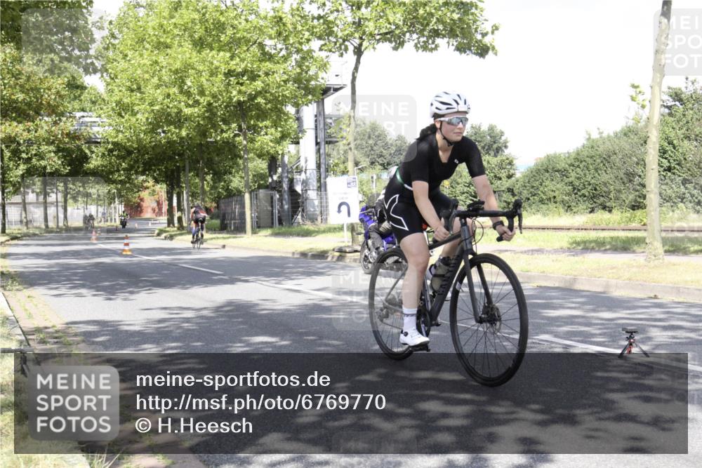 11.08.2024 - GEWOBA Citytriathlon Bremen H.Heesch http://msf.ph/oto/6769770 11.08.2024 11:51:57 Radfahren 743, 797, 817, 988, 1016, 1034 meine-sportfotos.de