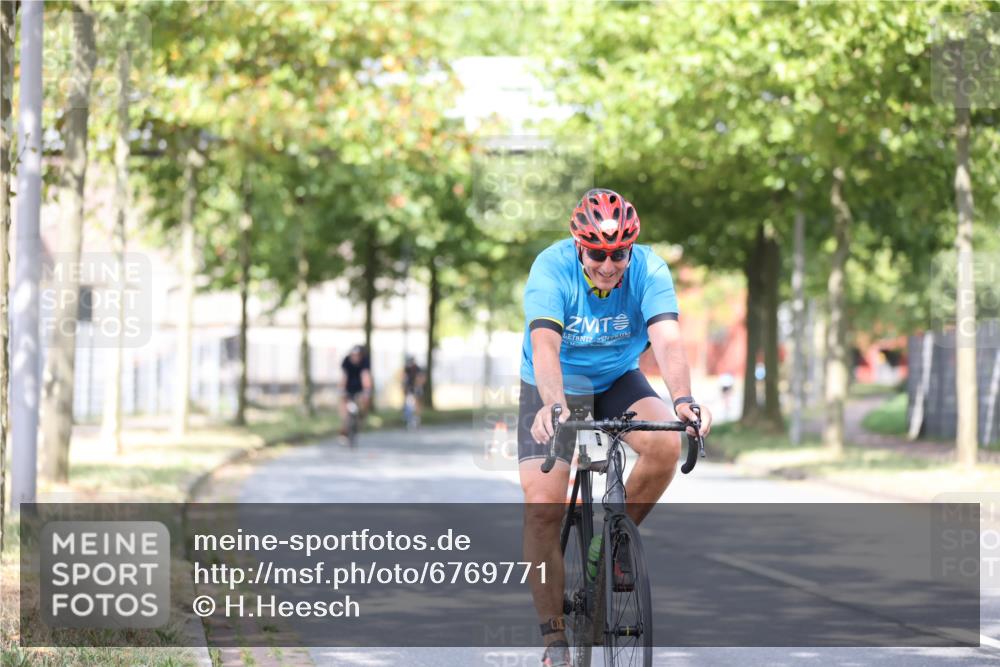 11.08.2024 - GEWOBA Citytriathlon Bremen H.Heesch http://msf.ph/oto/6769771 11.08.2024 10:43:32 Radfahren 2, 6, 17, 108 meine-sportfotos.de