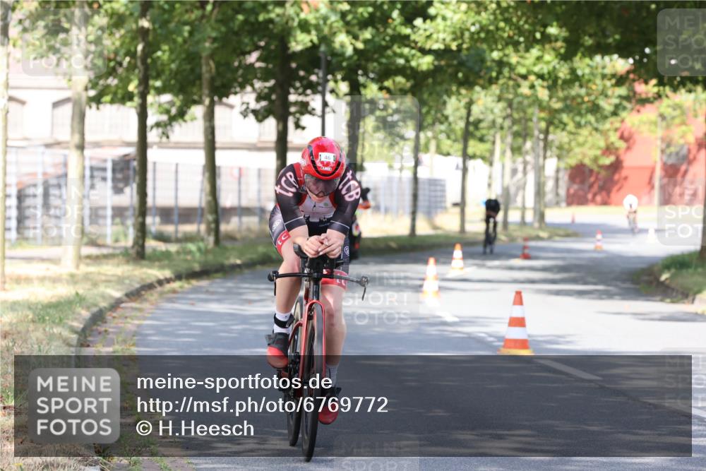 11.08.2024 - GEWOBA Citytriathlon Bremen H.Heesch http://msf.ph/oto/6769772 11.08.2024 10:33:10 Radfahren 46, 85 meine-sportfotos.de
