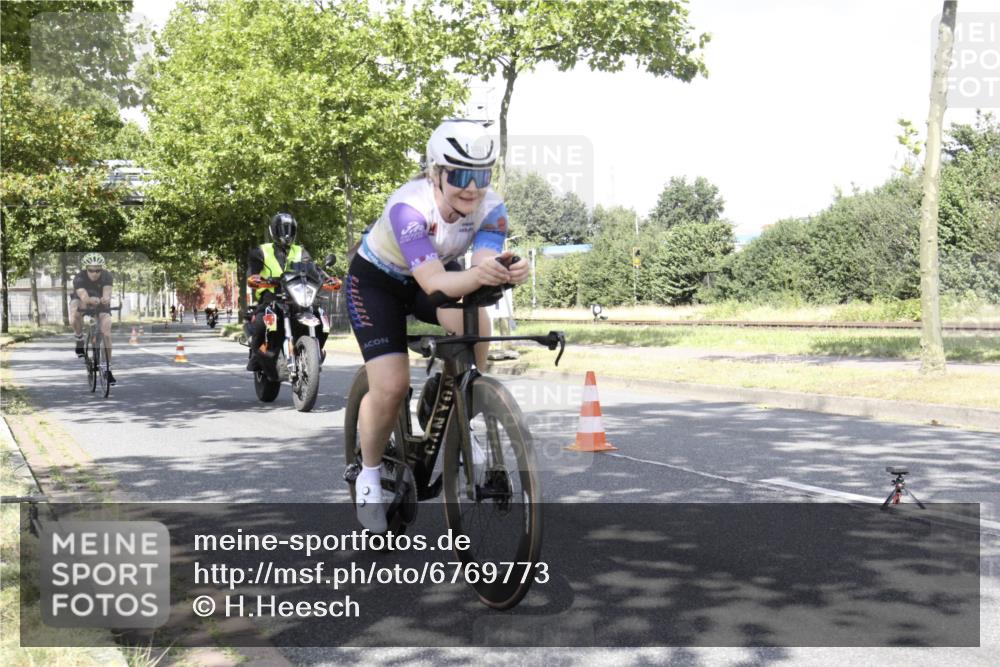 11.08.2024 - GEWOBA Citytriathlon Bremen H.Heesch http://msf.ph/oto/6769773 11.08.2024 11:52:05 Radfahren 743, 794, 797, 817, 932, 988, 1016, 1017 meine-sportfotos.de