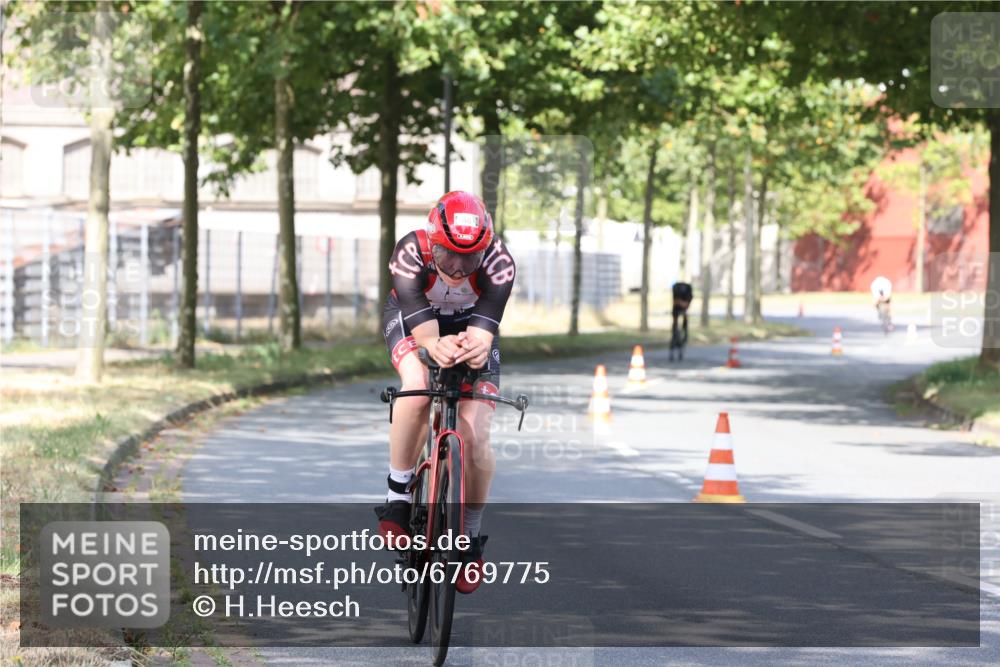11.08.2024 - GEWOBA Citytriathlon Bremen H.Heesch http://msf.ph/oto/6769775 11.08.2024 10:33:10 Radfahren 46, 85 meine-sportfotos.de