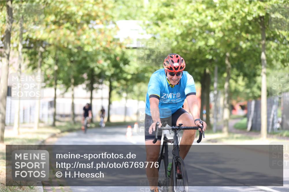 11.08.2024 - GEWOBA Citytriathlon Bremen H.Heesch http://msf.ph/oto/6769776 11.08.2024 10:43:32 Radfahren 2, 6, 17, 108 meine-sportfotos.de