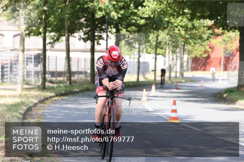 11.08.2024 - GEWOBA Citytriathlon Bremen H.Heesch http://msf.ph/oto/6769777 11.08.2024 10:33:10 Radfahren 46, 85 meine-sportfotos.de