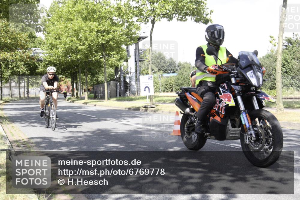 11.08.2024 - GEWOBA Citytriathlon Bremen H.Heesch http://msf.ph/oto/6769778 11.08.2024 11:52:05 Radfahren 743, 794, 797, 817, 932, 988, 1016, 1017 meine-sportfotos.de