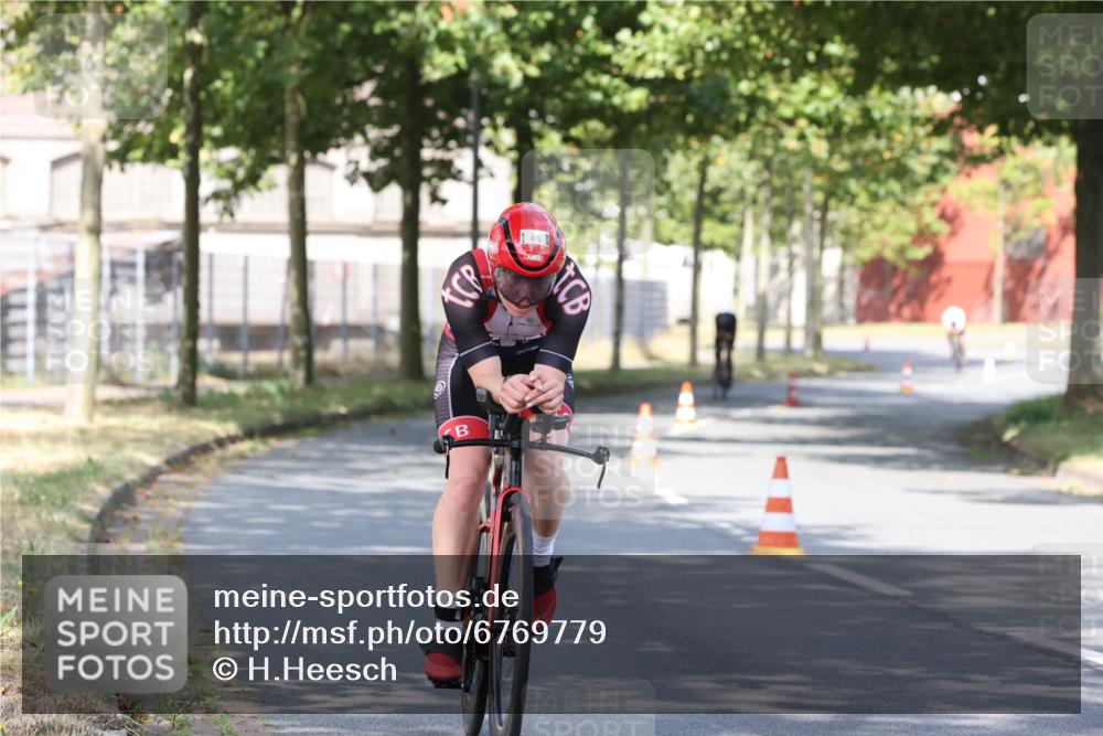 11.08.2024 - GEWOBA Citytriathlon Bremen H.Heesch http://msf.ph/oto/6769779 11.08.2024 10:33:10 Radfahren 46, 85 meine-sportfotos.de
