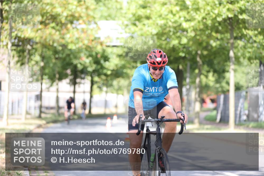 11.08.2024 - GEWOBA Citytriathlon Bremen H.Heesch http://msf.ph/oto/6769780 11.08.2024 10:43:32 Radfahren 2, 6, 17, 108 meine-sportfotos.de