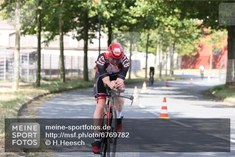 11.08.2024 - GEWOBA Citytriathlon Bremen H.Heesch http://msf.ph/oto/6769782 11.08.2024 10:33:10 Radfahren 46, 85 meine-sportfotos.de