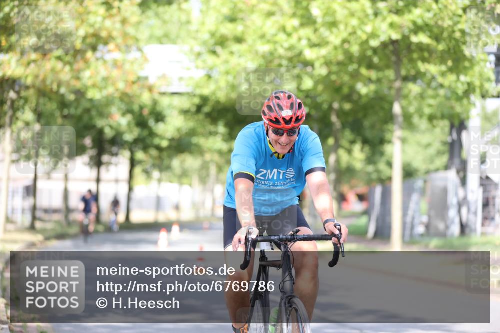 11.08.2024 - GEWOBA Citytriathlon Bremen H.Heesch http://msf.ph/oto/6769786 11.08.2024 10:43:32 Radfahren 2, 6, 17, 108 meine-sportfotos.de