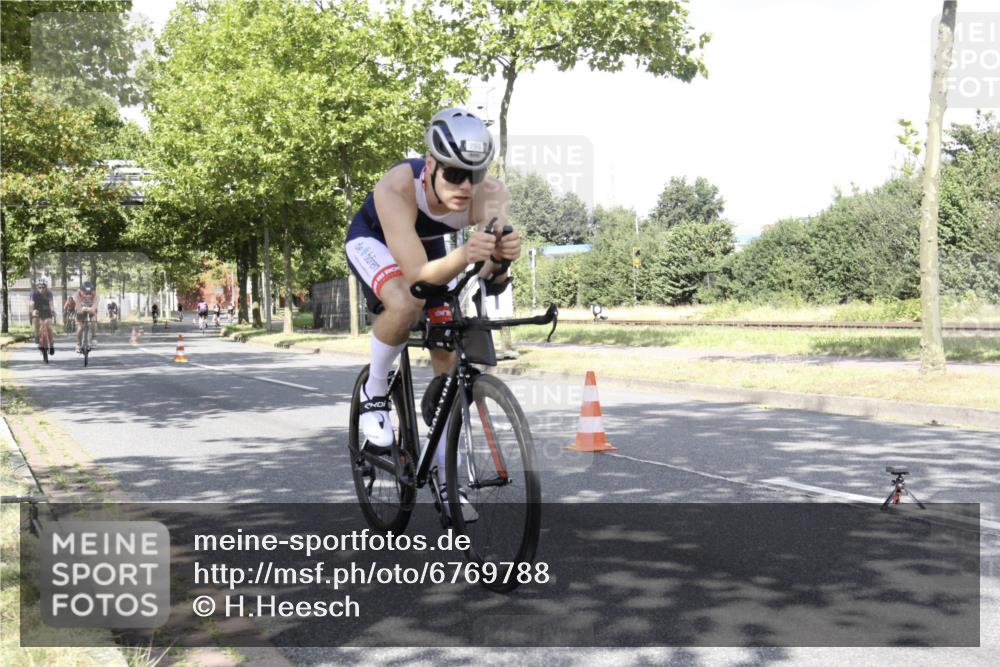 11.08.2024 - GEWOBA Citytriathlon Bremen H.Heesch http://msf.ph/oto/6769788 11.08.2024 11:52:14 Radfahren 743, 745, 762, 794, 818, 889, 932, 945, 1016, 1017 meine-sportfotos.de