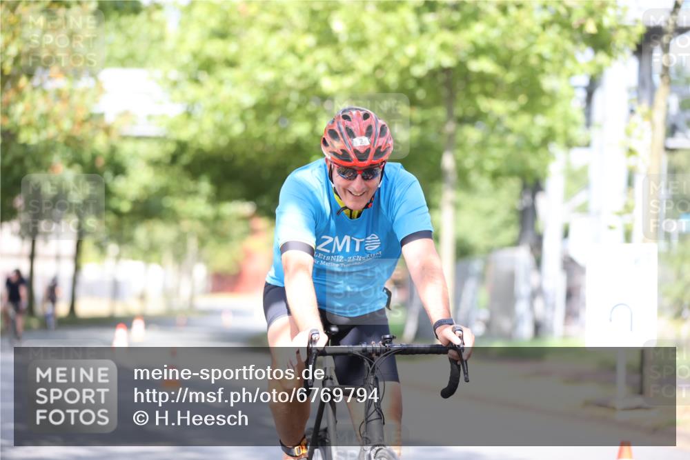 11.08.2024 - GEWOBA Citytriathlon Bremen H.Heesch http://msf.ph/oto/6769794 11.08.2024 10:43:32 Radfahren 2, 6, 17, 108 meine-sportfotos.de