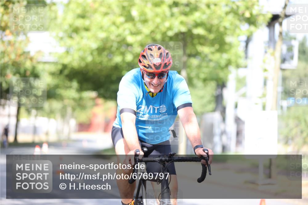 11.08.2024 - GEWOBA Citytriathlon Bremen H.Heesch http://msf.ph/oto/6769797 11.08.2024 10:43:32 Radfahren 2, 6, 17, 108 meine-sportfotos.de