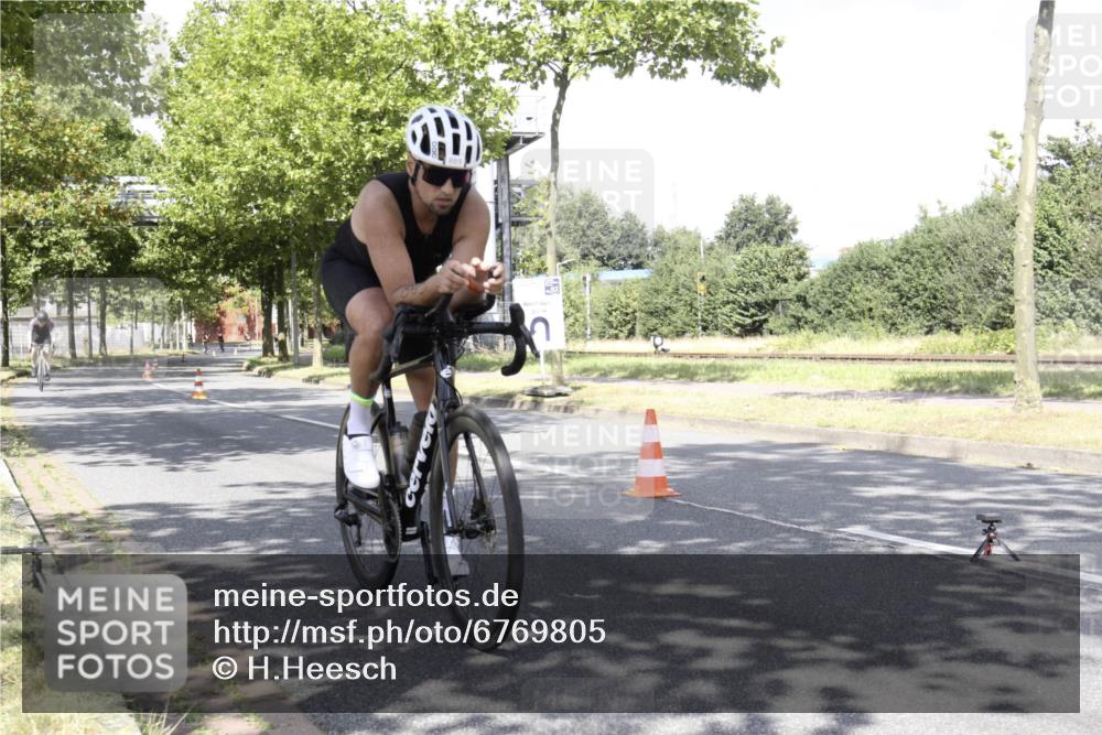 11.08.2024 - GEWOBA Citytriathlon Bremen H.Heesch http://msf.ph/oto/6769805 11.08.2024 11:52:23 Radfahren 745, 762, 794, 818, 889, 932, 945, 953, 1017 meine-sportfotos.de