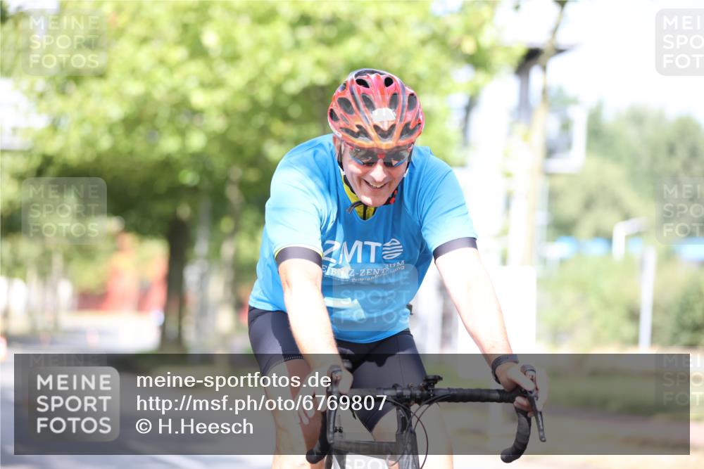 11.08.2024 - GEWOBA Citytriathlon Bremen H.Heesch http://msf.ph/oto/6769807 11.08.2024 10:43:32 Radfahren 2, 6, 17, 108 meine-sportfotos.de