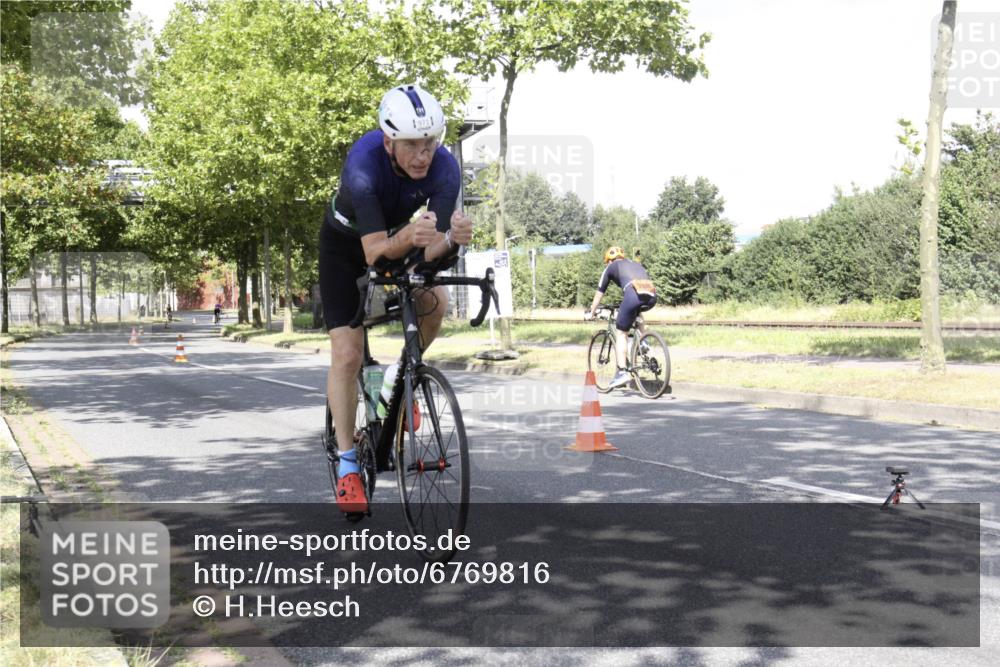 11.08.2024 - GEWOBA Citytriathlon Bremen H.Heesch http://msf.ph/oto/6769816 11.08.2024 11:52:37 Radfahren 745, 889, 953, 971, 987 meine-sportfotos.de