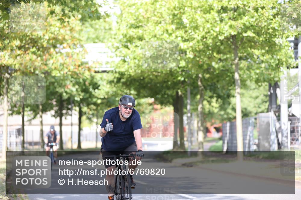 11.08.2024 - GEWOBA Citytriathlon Bremen H.Heesch http://msf.ph/oto/6769820 11.08.2024 10:43:36 Radfahren 2, 6, 17, 108 meine-sportfotos.de