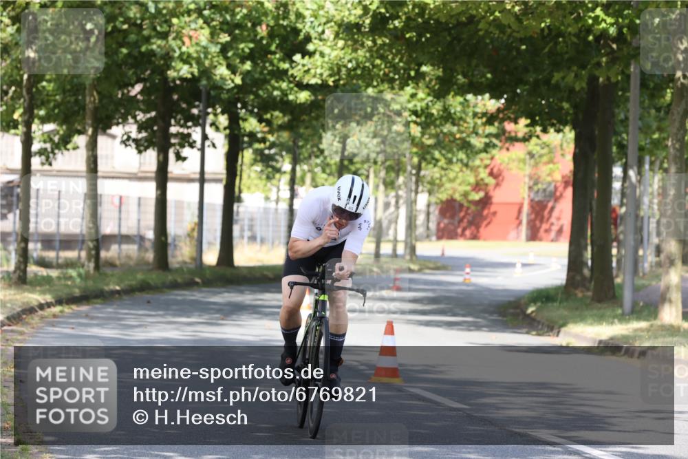 11.08.2024 - GEWOBA Citytriathlon Bremen H.Heesch http://msf.ph/oto/6769821 11.08.2024 10:33:20 Radfahren 46, 85 meine-sportfotos.de