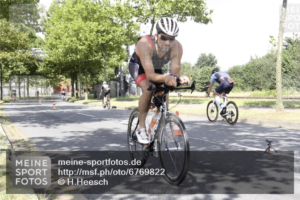 11.08.2024 - GEWOBA Citytriathlon Bremen H.Heesch http://msf.ph/oto/6769822 11.08.2024 11:52:53 Radfahren 917, 987, 1005 meine-sportfotos.de