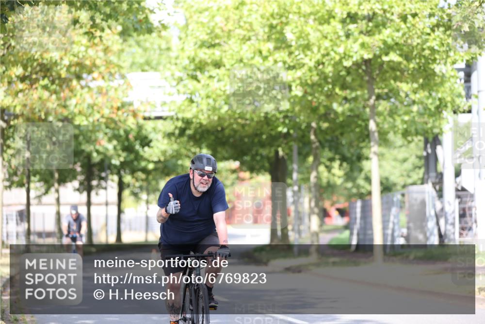 11.08.2024 - GEWOBA Citytriathlon Bremen H.Heesch http://msf.ph/oto/6769823 11.08.2024 10:43:36 Radfahren 2, 6, 17, 108 meine-sportfotos.de