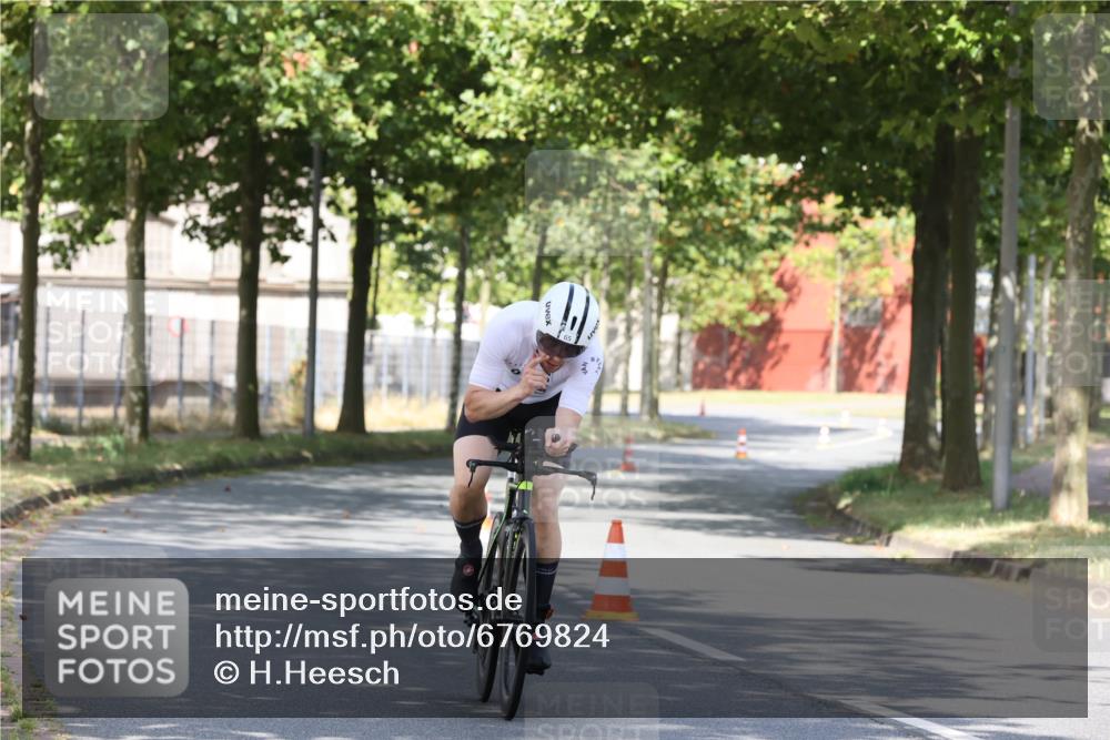 11.08.2024 - GEWOBA Citytriathlon Bremen H.Heesch http://msf.ph/oto/6769824 11.08.2024 10:33:20 Radfahren 46, 85 meine-sportfotos.de