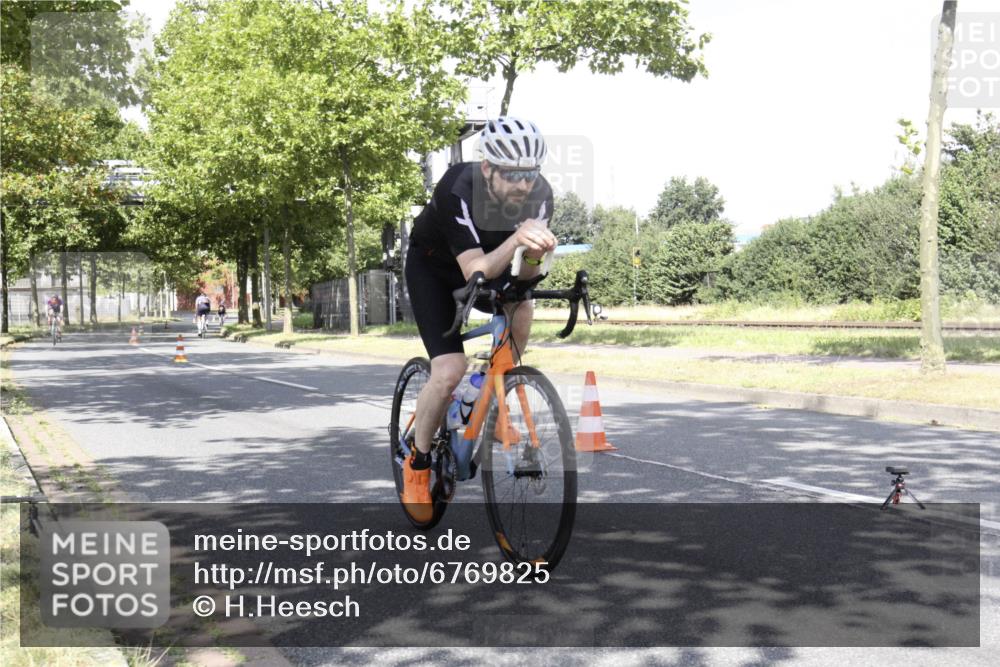 11.08.2024 - GEWOBA Citytriathlon Bremen H.Heesch http://msf.ph/oto/6769825 11.08.2024 11:52:57 Radfahren 917, 987, 1005 meine-sportfotos.de