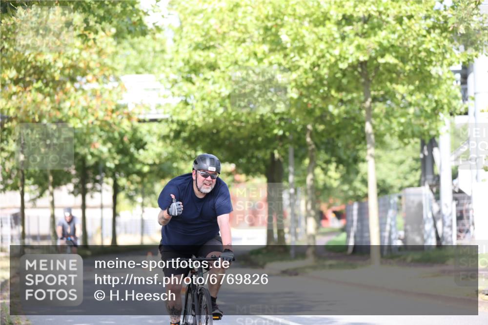 11.08.2024 - GEWOBA Citytriathlon Bremen H.Heesch http://msf.ph/oto/6769826 11.08.2024 10:43:37 Radfahren 2, 6, 17, 108 meine-sportfotos.de