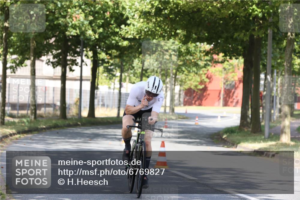 11.08.2024 - GEWOBA Citytriathlon Bremen H.Heesch http://msf.ph/oto/6769827 11.08.2024 10:33:20 Radfahren 46, 85 meine-sportfotos.de