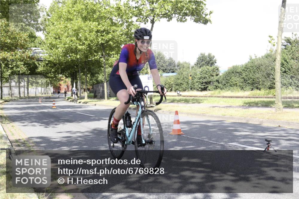 11.08.2024 - GEWOBA Citytriathlon Bremen H.Heesch http://msf.ph/oto/6769828 11.08.2024 11:53:01 Radfahren 917, 1005 meine-sportfotos.de