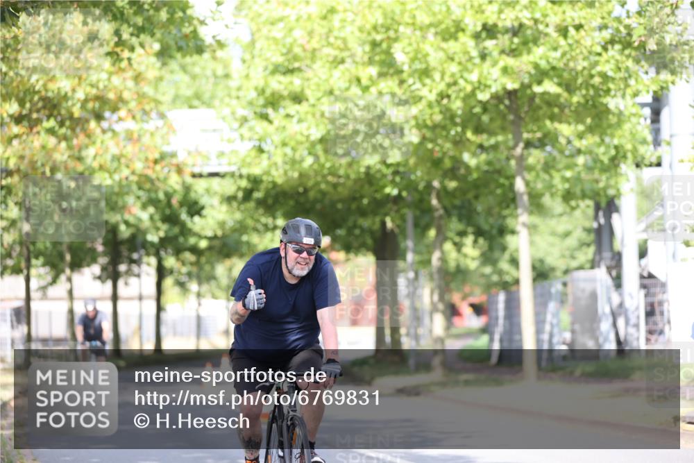 11.08.2024 - GEWOBA Citytriathlon Bremen H.Heesch http://msf.ph/oto/6769831 11.08.2024 10:43:37 Radfahren 2, 6, 17, 108 meine-sportfotos.de
