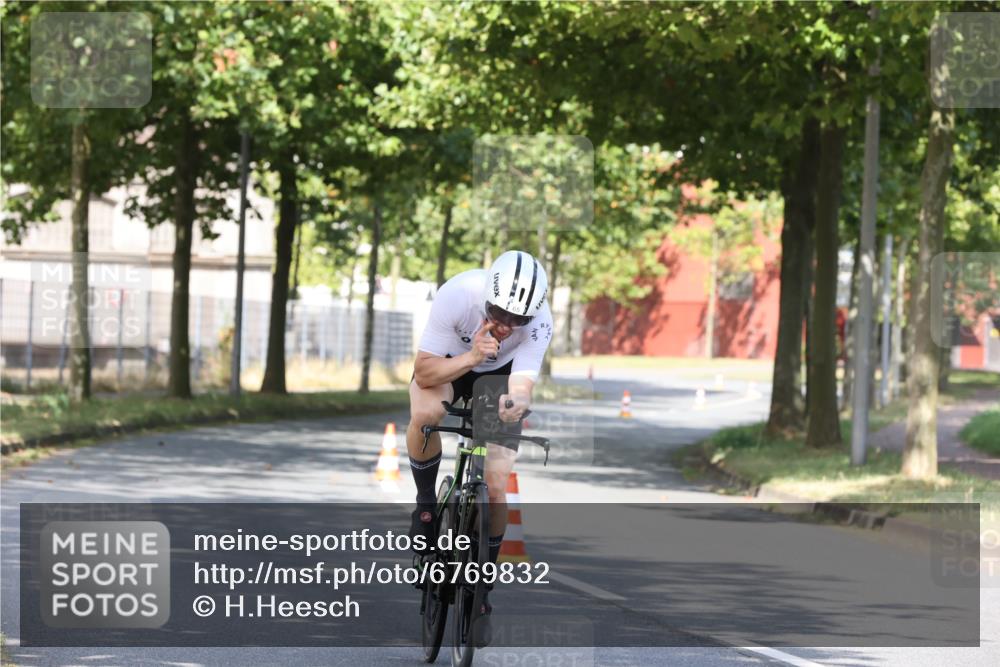 11.08.2024 - GEWOBA Citytriathlon Bremen H.Heesch http://msf.ph/oto/6769832 11.08.2024 10:33:20 Radfahren 46, 85 meine-sportfotos.de