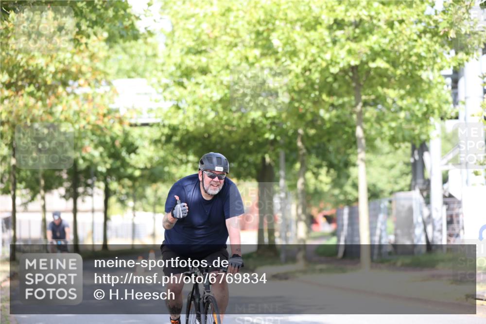 11.08.2024 - GEWOBA Citytriathlon Bremen H.Heesch http://msf.ph/oto/6769834 11.08.2024 10:43:37 Radfahren 2, 6, 17, 108 meine-sportfotos.de