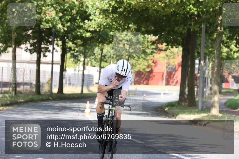 11.08.2024 - GEWOBA Citytriathlon Bremen H.Heesch http://msf.ph/oto/6769835 11.08.2024 10:33:20 Radfahren 46, 85 meine-sportfotos.de