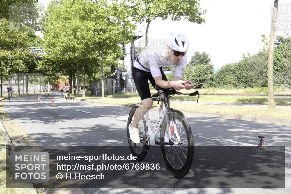 11.08.2024 - GEWOBA Citytriathlon Bremen H.Heesch http://msf.ph/oto/6769836 11.08.2024 11:53:30 Radfahren 788, 844, 999, 1009 meine-sportfotos.de