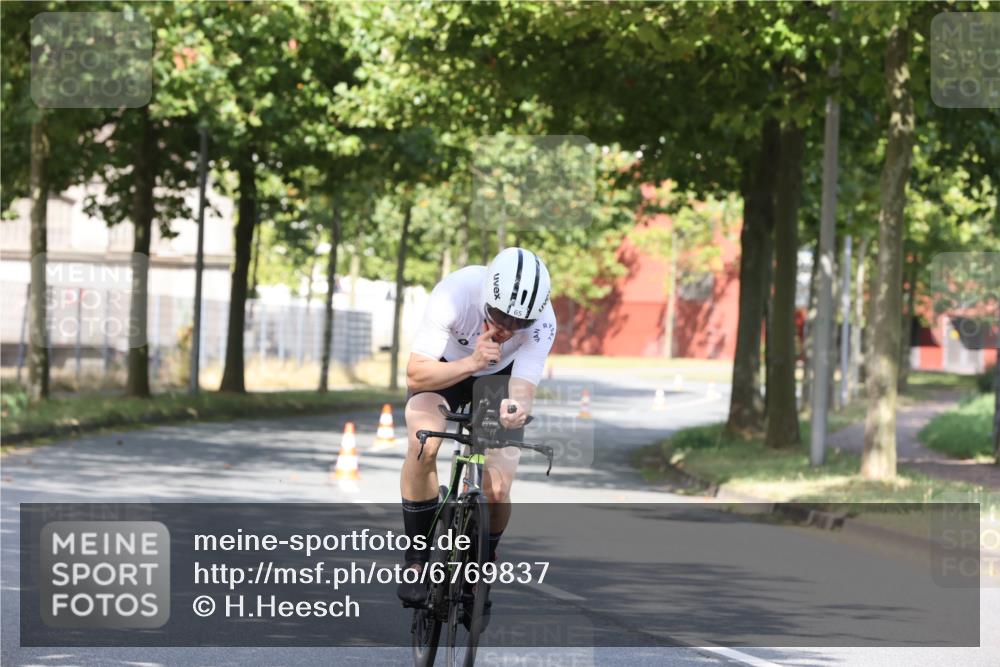 11.08.2024 - GEWOBA Citytriathlon Bremen H.Heesch http://msf.ph/oto/6769837 11.08.2024 10:33:20 Radfahren 46, 85 meine-sportfotos.de