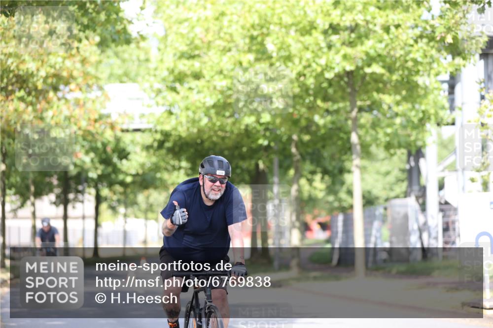11.08.2024 - GEWOBA Citytriathlon Bremen H.Heesch http://msf.ph/oto/6769838 11.08.2024 10:43:37 Radfahren 2, 6, 17, 108 meine-sportfotos.de