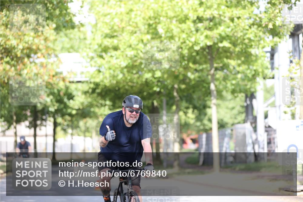 11.08.2024 - GEWOBA Citytriathlon Bremen H.Heesch http://msf.ph/oto/6769840 11.08.2024 10:43:37 Radfahren 2, 6, 17, 108 meine-sportfotos.de