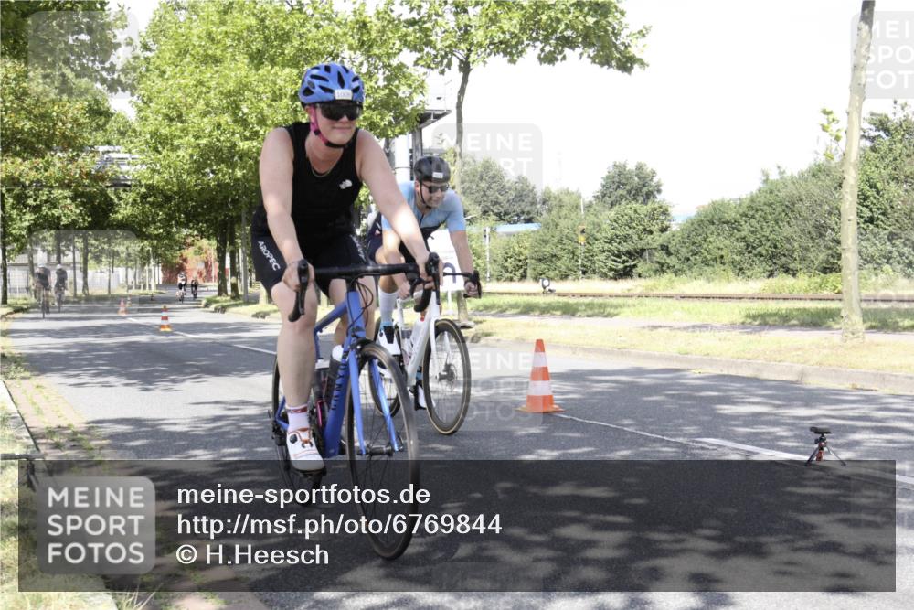 11.08.2024 - GEWOBA Citytriathlon Bremen H.Heesch http://msf.ph/oto/6769844 11.08.2024 11:53:42 Radfahren 751, 788, 844, 940, 1009 meine-sportfotos.de