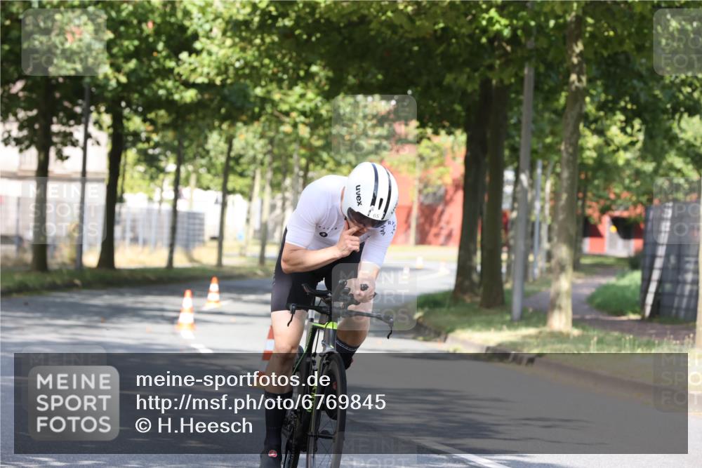 11.08.2024 - GEWOBA Citytriathlon Bremen H.Heesch http://msf.ph/oto/6769845 11.08.2024 10:33:20 Radfahren 46, 85 meine-sportfotos.de