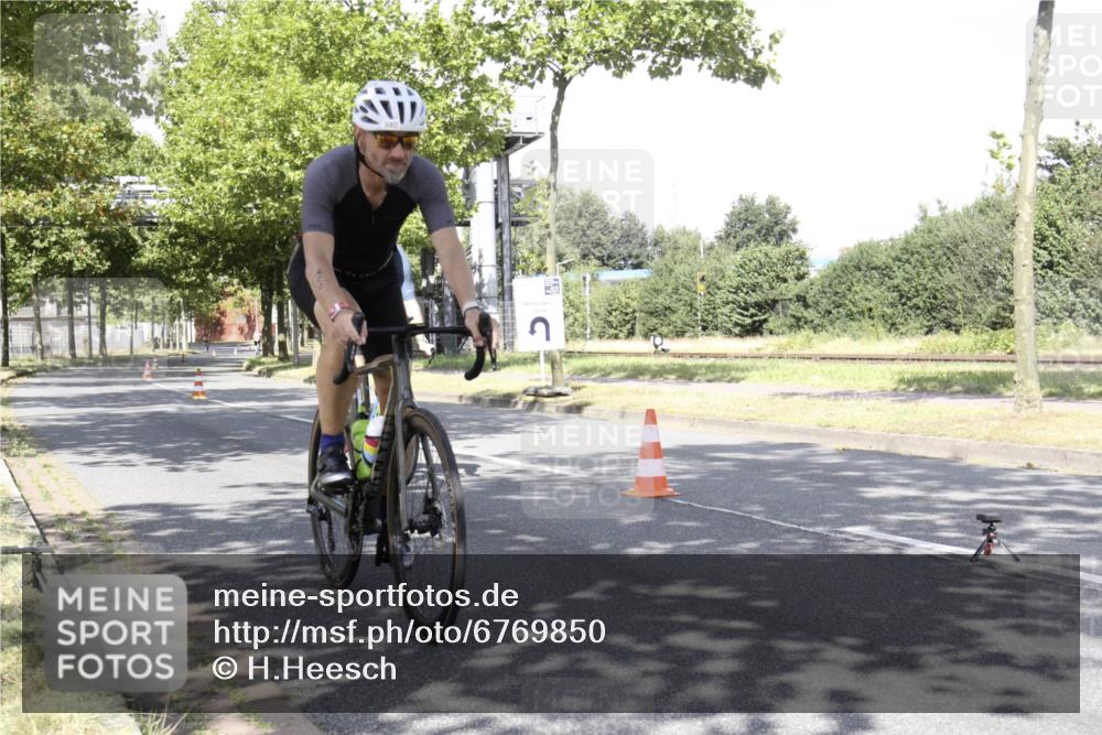 11.08.2024 - GEWOBA Citytriathlon Bremen H.Heesch http://msf.ph/oto/6769850 11.08.2024 11:53:46 Radfahren 751, 940, 1000, 1009 meine-sportfotos.de