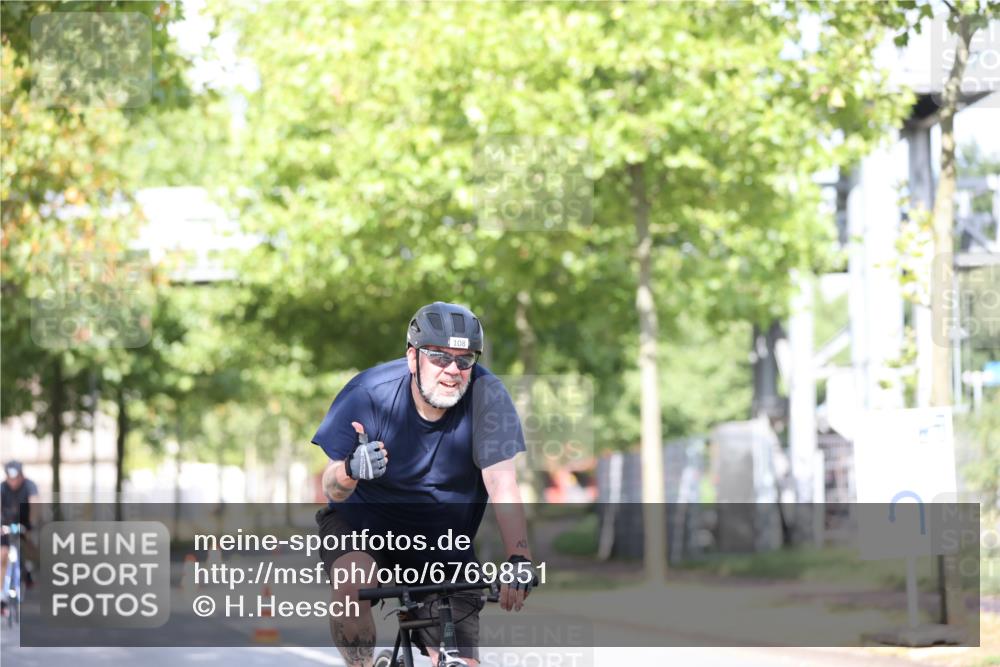11.08.2024 - GEWOBA Citytriathlon Bremen H.Heesch http://msf.ph/oto/6769851 11.08.2024 10:43:37 Radfahren 2, 6, 17, 108 meine-sportfotos.de