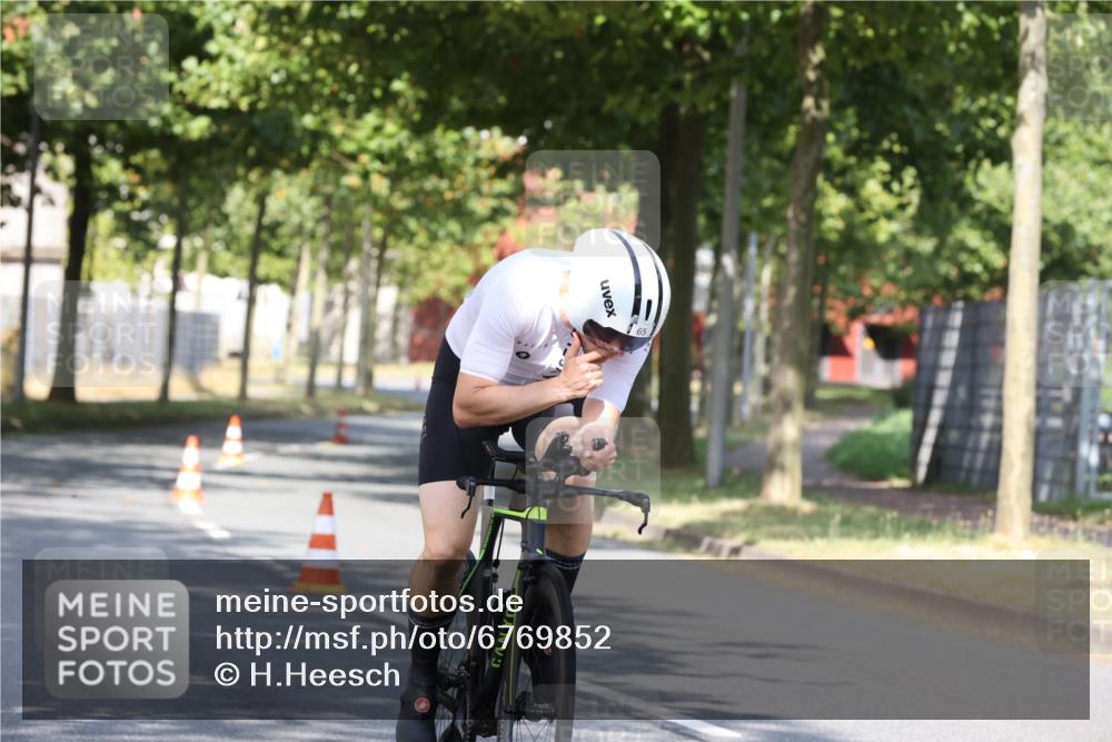 11.08.2024 - GEWOBA Citytriathlon Bremen H.Heesch http://msf.ph/oto/6769852 11.08.2024 10:33:20 Radfahren 46, 85 meine-sportfotos.de