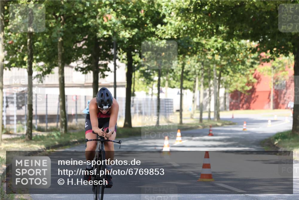 11.08.2024 - GEWOBA Citytriathlon Bremen H.Heesch http://msf.ph/oto/6769853 11.08.2024 10:34:28 Radfahren 105 meine-sportfotos.de