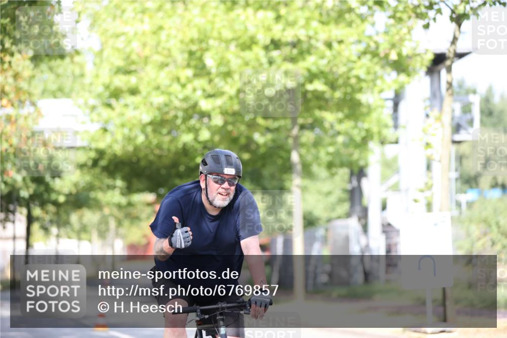 11.08.2024 - GEWOBA Citytriathlon Bremen H.Heesch http://msf.ph/oto/6769857 11.08.2024 10:43:37 Radfahren 2, 6, 17, 108 meine-sportfotos.de